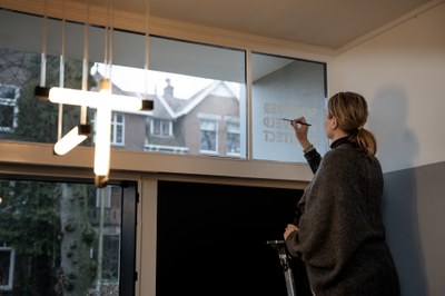 Raamschildering 'Schröder & Rietveld Architect' in ere hersteld